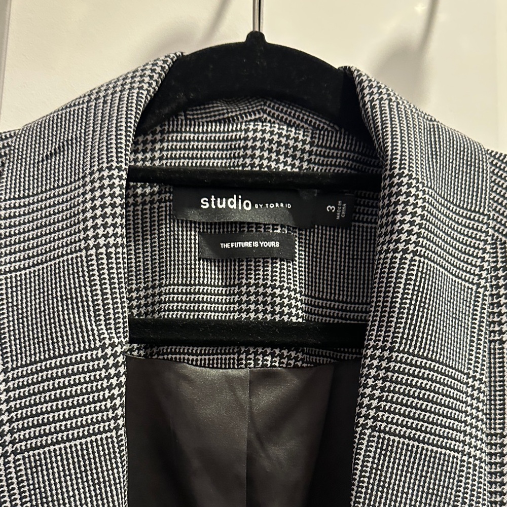 Studio Black and White Plaid Blazer - Picture 5 of 5
